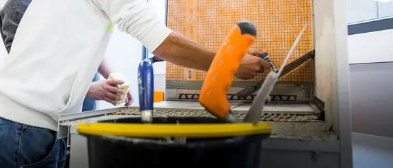 Tv&aring; personer p&aring; en Schl&uuml;ter-WorkBox-kurs l&auml;gger puts p&aring; en demomodell.