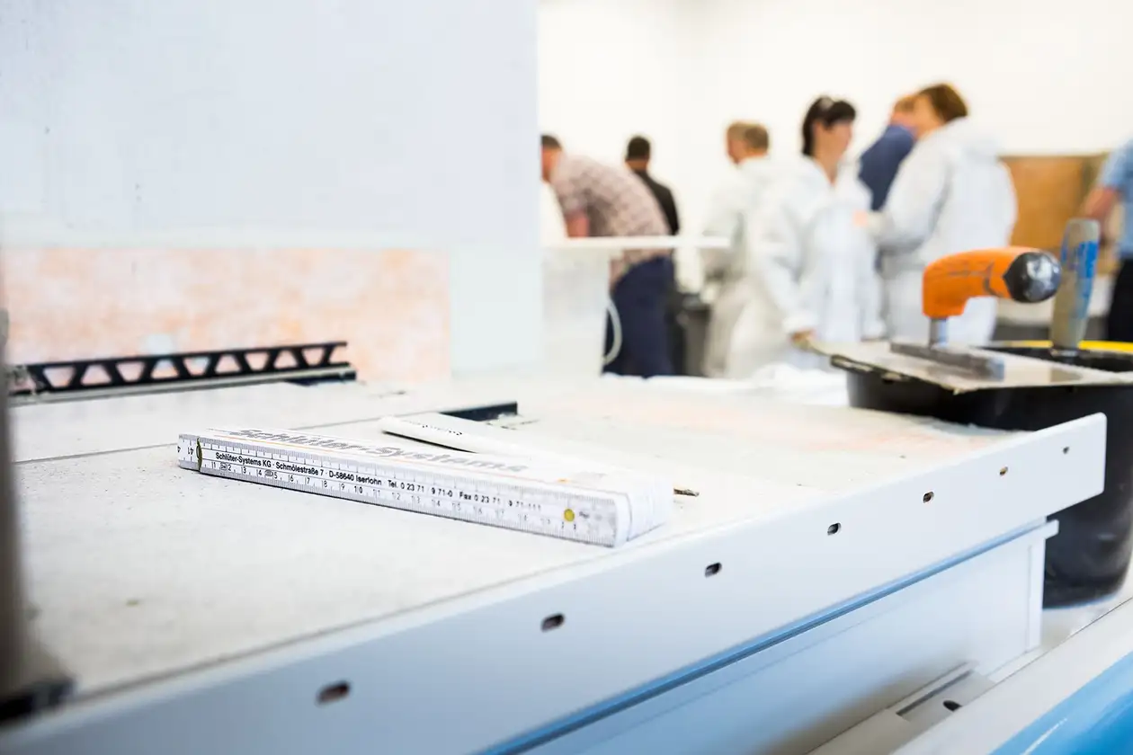 Schl&uuml;ter-produkter och deltagare i en kurs i Schl&uuml;ter-WorkBox.