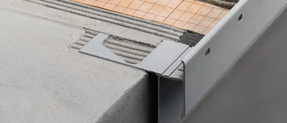 N&auml;rbild p&aring; balkongprofilen med dropplisten Schl&uuml;ter-BARA-RAKE.