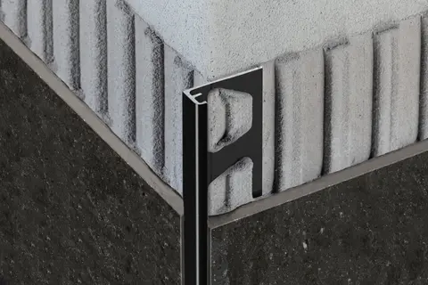 Detaljvy av Schl&uuml;ter-SCHIENE-AC i f&auml;rgen MGS f&ouml;r sockel- och bel&auml;ggningsavslutningar.