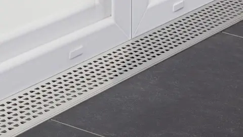 En Schl&uuml;ter-TROBA-LINE-dr&auml;neringsr&auml;nna mellan terrassplattor och terrassd&ouml;rr