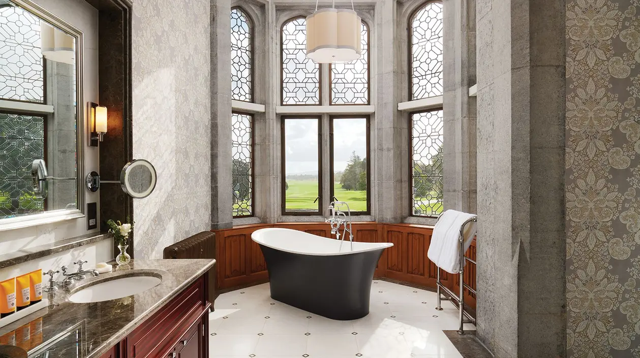 Blick in i ett renoverat badrum p&aring; Adare Manor, ett historiskt herres&auml;te p&aring; Irland