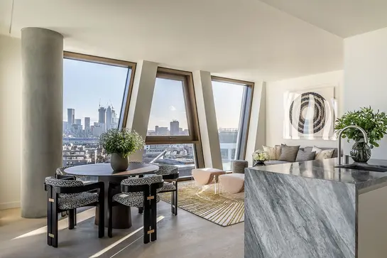 Bild p&aring; k&ouml;ket och vardagsrummet inifr&aring;n lyxhotellet ”The Broadway”.
