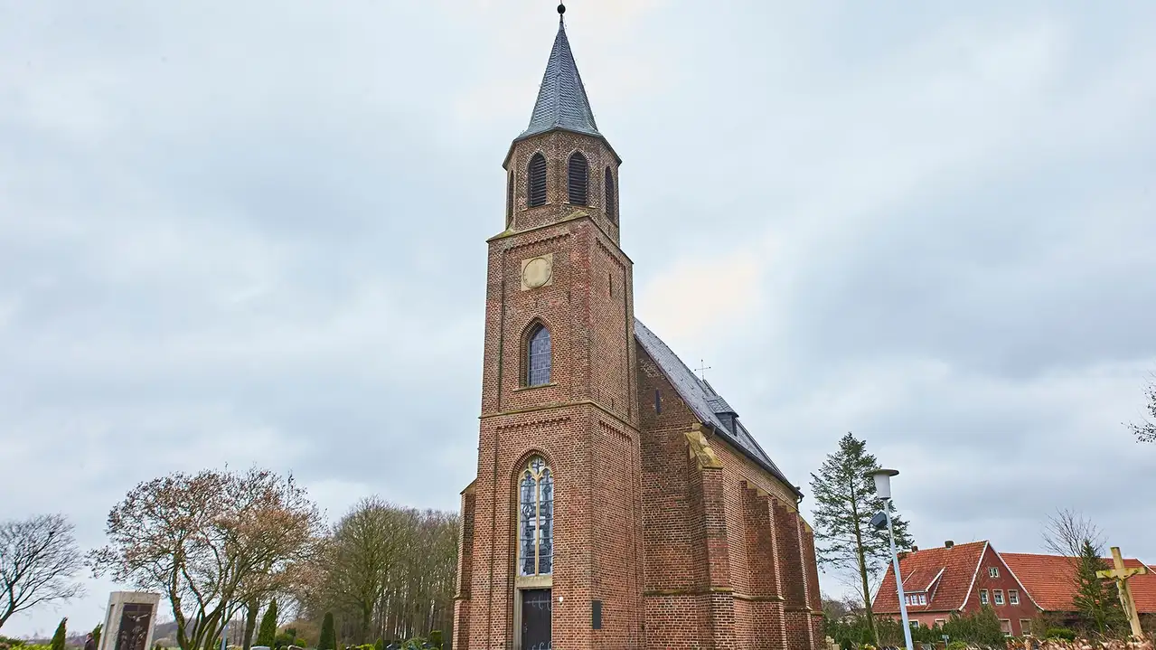 Vy p&aring; utsidan av det K-m&auml;rkta motorv&auml;gskapellet St. Antonius i Gescher.