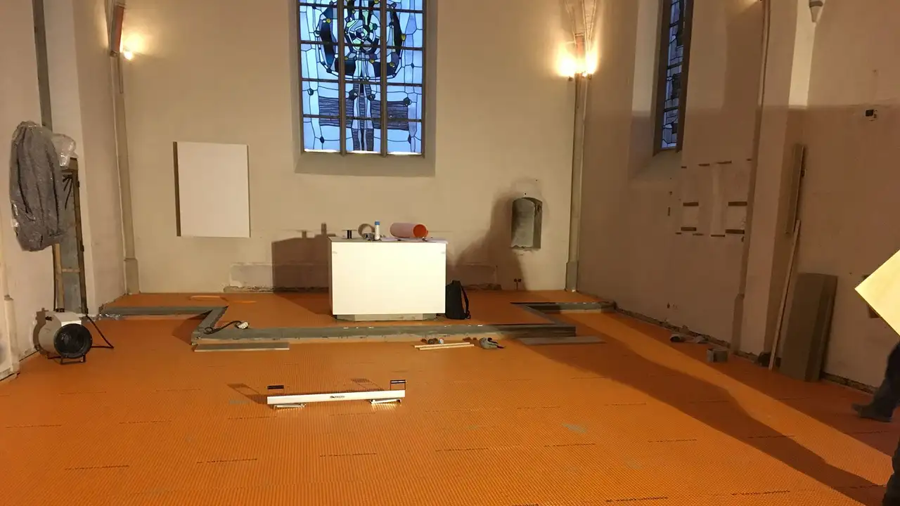 Inuti kapellet med installerad frikopplingsmatta DITRA 25