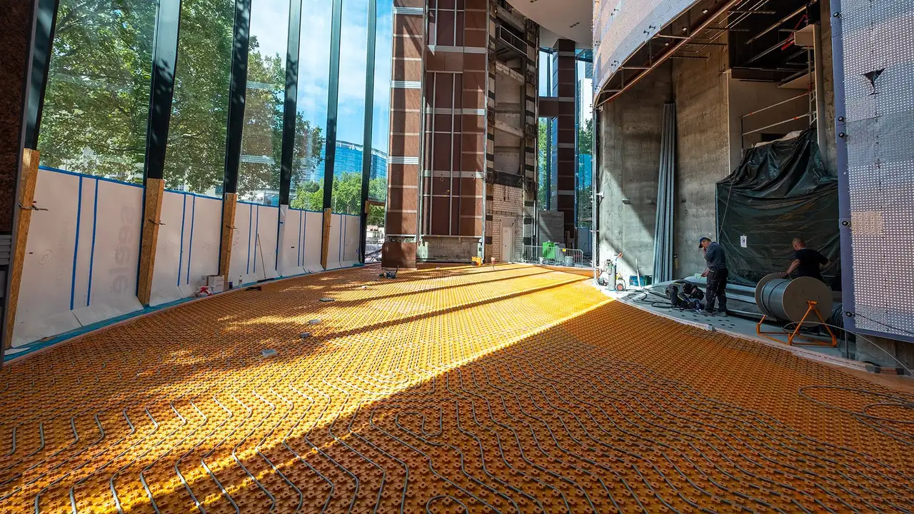 Rum inuti Messeturm med BEKOTEC-noppskivor och v&auml;rmer&ouml;r