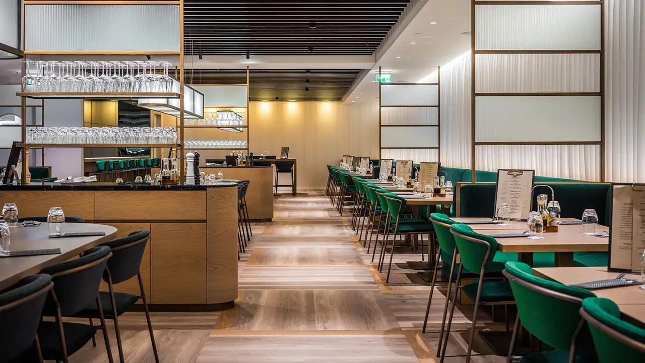 Inuti aff&auml;rsrestaurangen p&aring; bottenv&aring;ningen i Messeturm