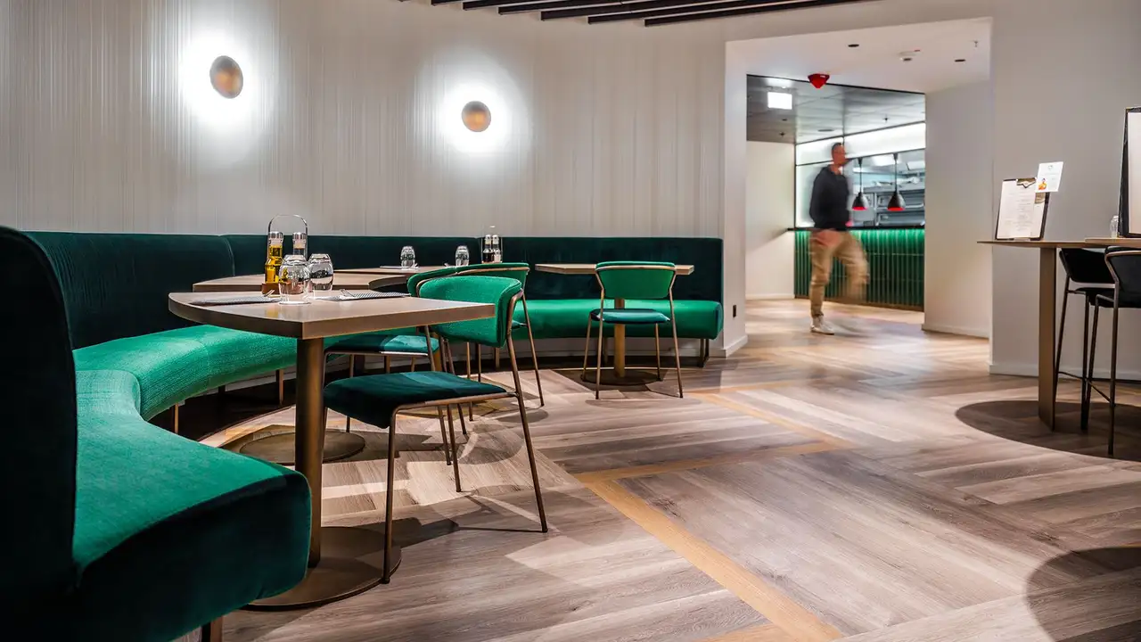 Inuti aff&auml;rsrestaurangen p&aring; bottenv&aring;ningen i Messeturm