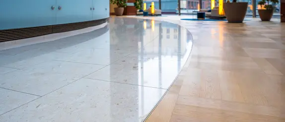 P&aring; BEKOTEC-THERM-golvv&auml;rmen i den runda entr&eacute;hallen i skyskrapan Messeturm i Frankfurt finns till h&auml;lften ett golv med stora ljusa marmorplattor och p&aring; den andra h&auml;lften parkett.