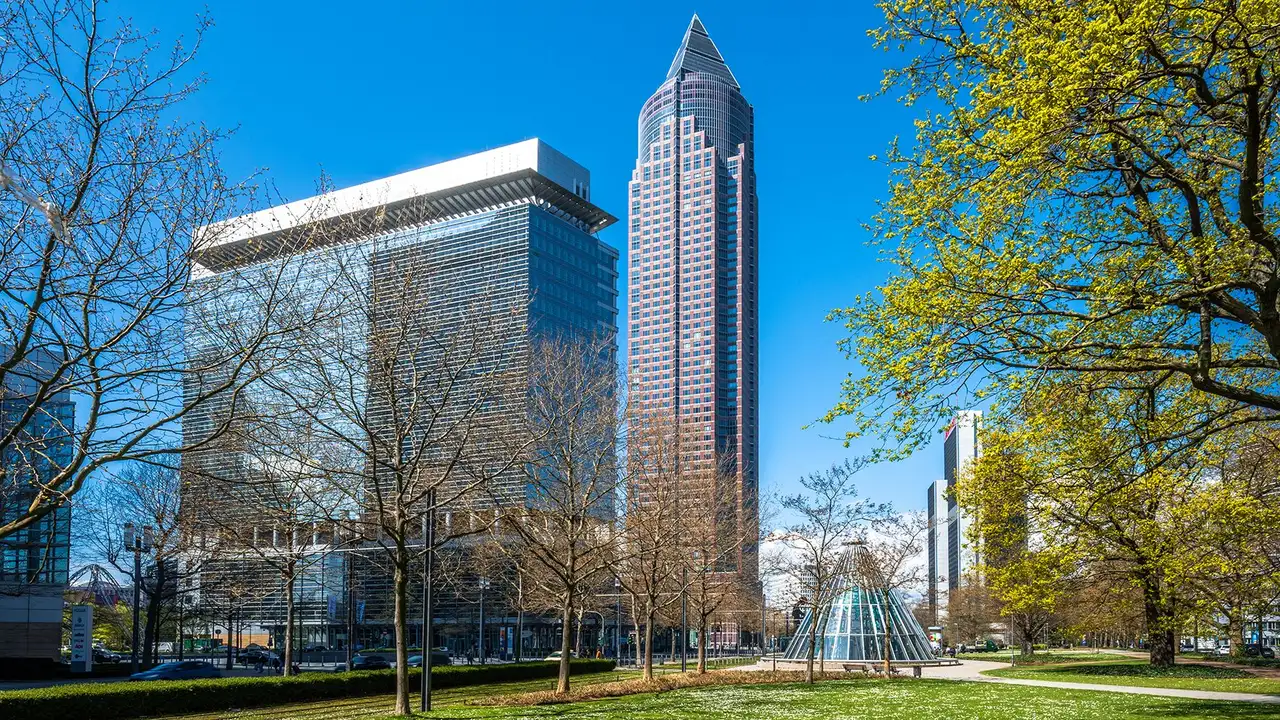 Vy p&aring; utsidan av Messeturm i Frankfurt am Main.
