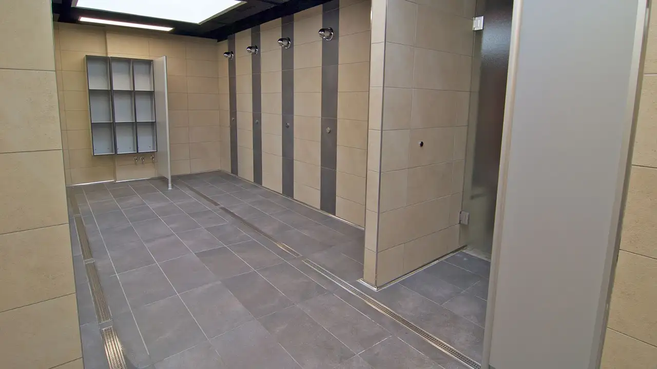 Vy p&aring; renoverade dusch 1 med linjeavloppet Schl&uuml;ter-KERDI-LINE installerat