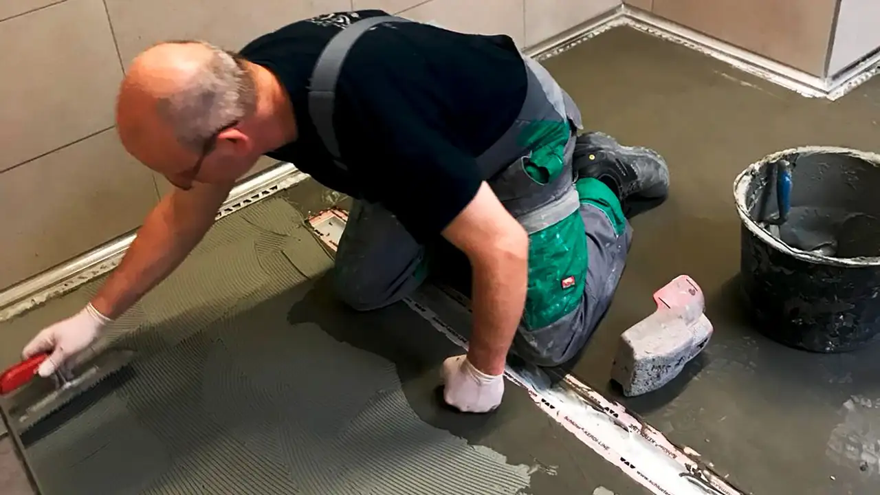 Platts&auml;ttning med installation av Schl&uuml;ter-DILEX-profiler