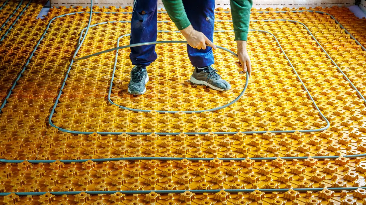 V&auml;rmer&ouml;ret installeras i golvv&auml;rmeskivan med noppor av polystyren Schl&uuml;ter-BEKOTEC-EN.