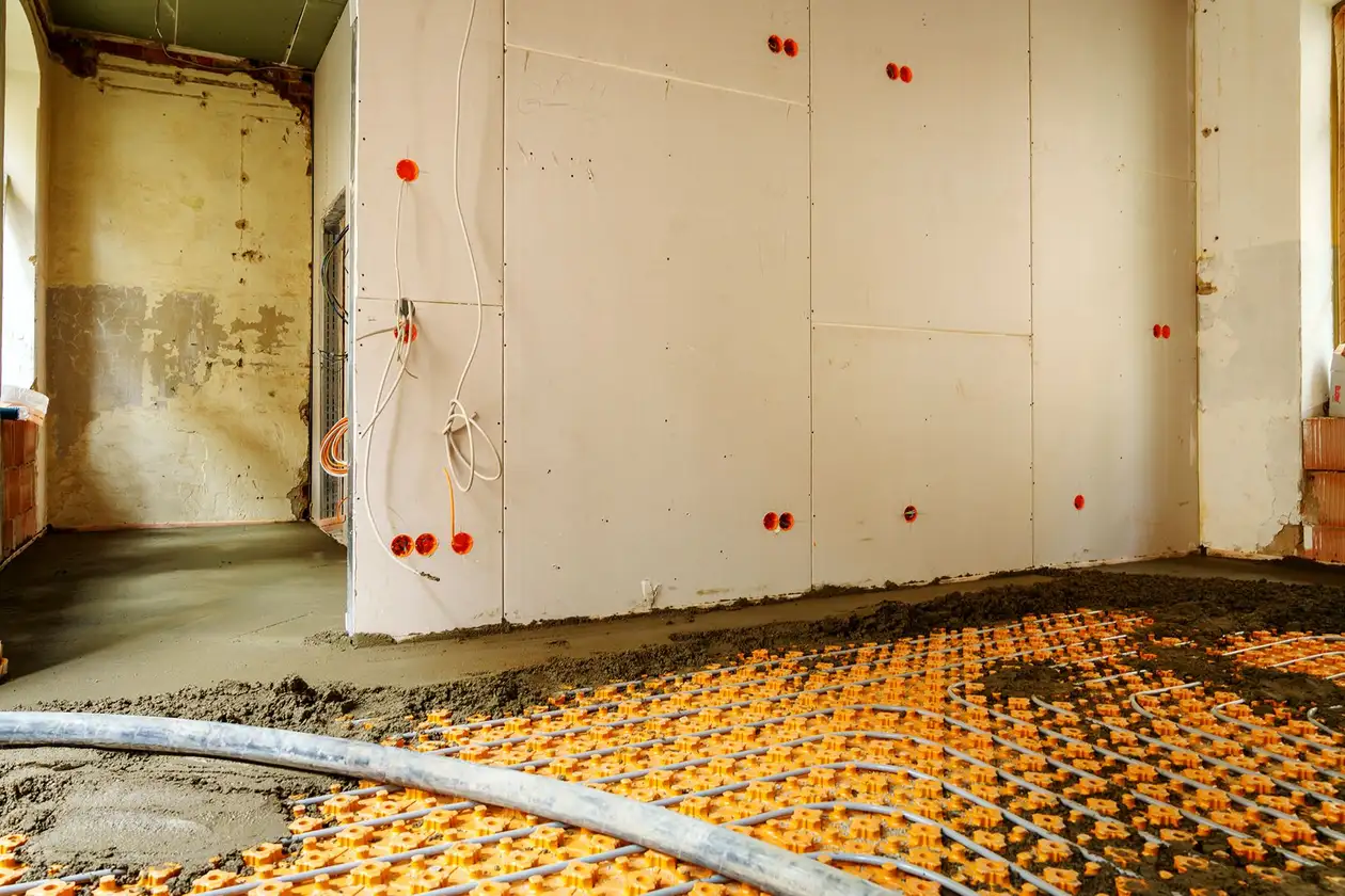 Byggplats i ett renoveringsobjekt, d&auml;r man l&auml;gger golv med BEKOTEC-THERM golvv&auml;rme och flytspackel.