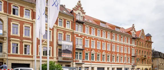 Vy p&aring; utsidan av de historiska bostads- och aff&auml;rshusen Palais am Steinberg i Mei&szlig;en, Sachsen.