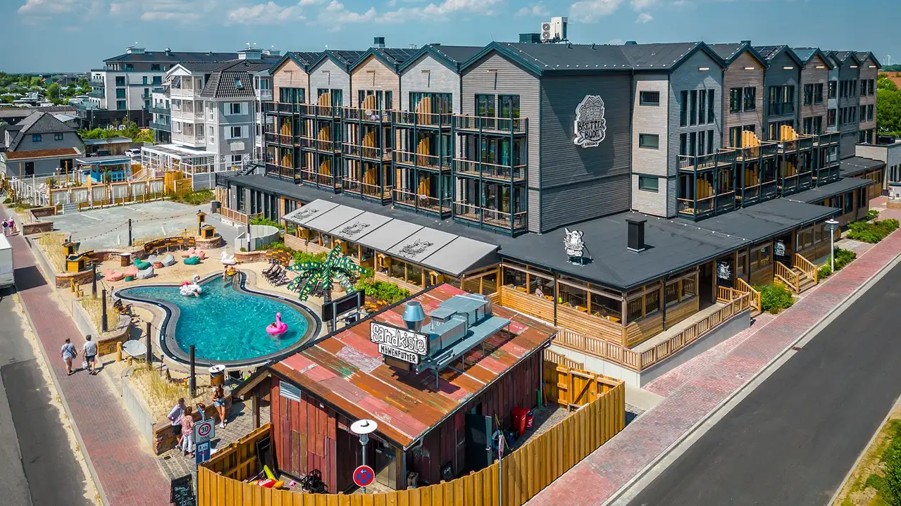Vy p&aring; utsidan av hotellet ”Bretterbude” i B&uuml;sum