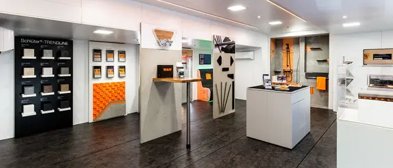 H&auml;r visas ett showroom med n&aring;gra av Schl&uuml;ter-Systems stors&auml;ljare som t.ex. kantskyddsprofiler med TRENDLINE-strukturbel&auml;ggning och golvv&auml;rmen BEKOTEC-THERM.