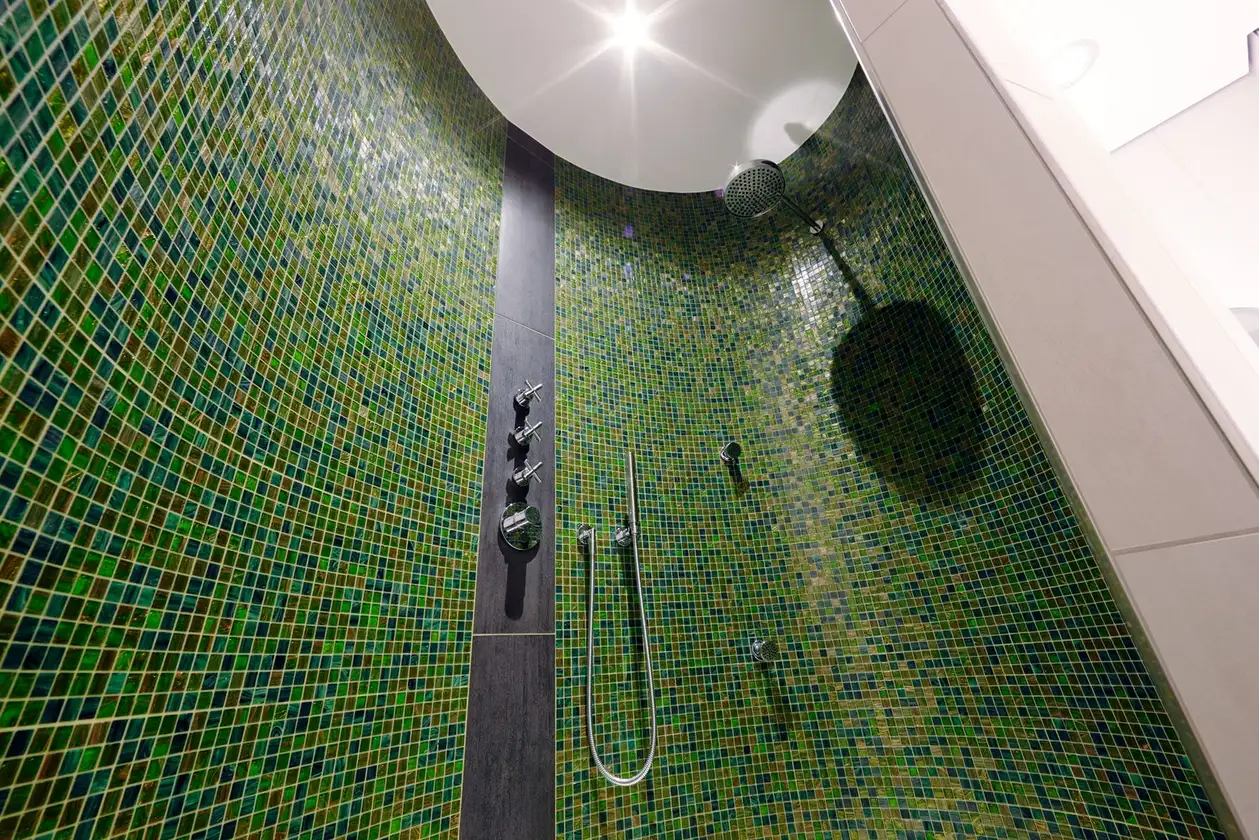 Gr&ouml;n, v&auml;lvd dusch med Schl&uuml;ter-KERDI-BOARD-V.