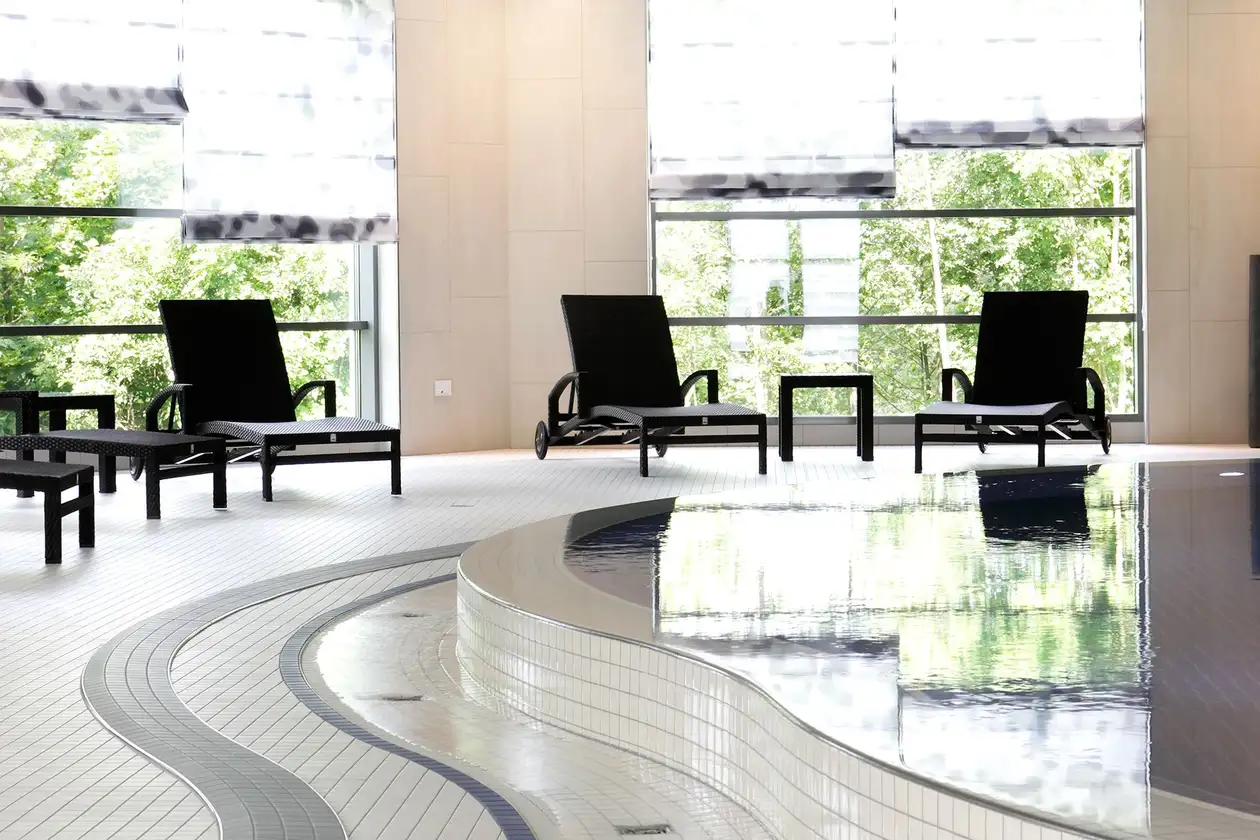 Spaomr&aring;de med pool och t&auml;tningsmattan Schl&uuml;ter-KERDI-DS.