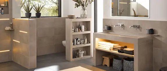 Schlüter-KERDI-BOARD-W tezgah lavaboya ve KERDI-BOARD WC bölme duvarına sahip banyo.