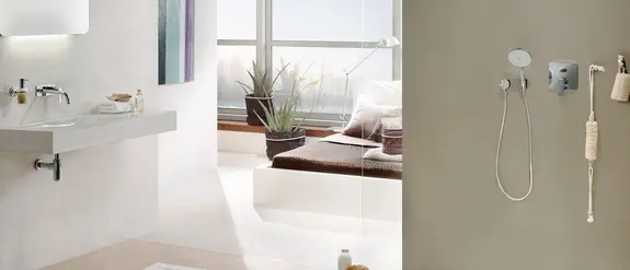 Hemzemin duşa ve duvara askı lavabo tezgahına sahip aydınlık, modern banyoya bakış.