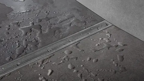 Gri TRENDLINE kaplamalı Cove dizayna sahip Schlüter-KERDI-LINE-VARIO ile bir duş gider oluğu