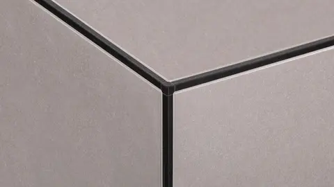 Siyah kaplama FINEC-SQ-TS bitiş profiline sahip açık renkli seramik kaplı raf