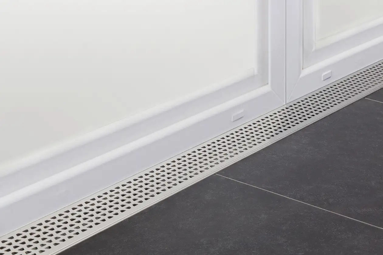 Schlüter-TROBA-LINE  teras seramikleri ve balkon kapısı arasındaki yüzey suyunun dışarı atılması için.